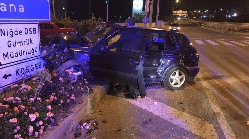 Otomobiller Kavşakta &Ccedil;arpıştı: 6 Yaralı