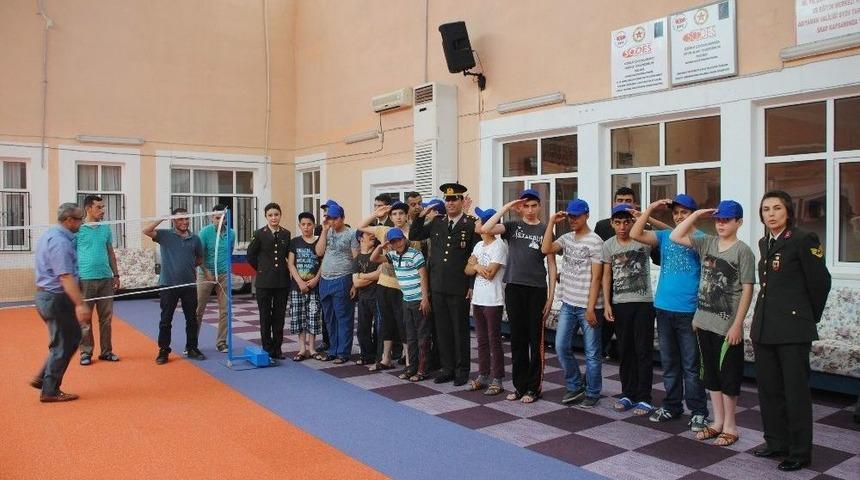 Jandarma &Ccedil;ocukları Yalnız Bırakmadı