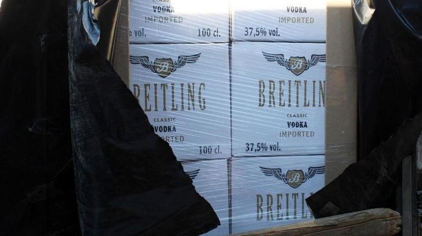 G&uuml;mr&uuml;kte Tırda 14 Bin 880 Şişe Ka&ccedil;ak İ&ccedil;ki Ele Ge&ccedil;irildi