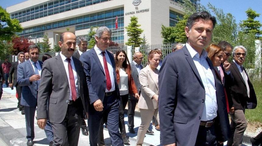 Hdp&rsquo;li Vekillerden Anayasa Mahkemesi &Ouml;n&uuml;nde Oturma Eylemi