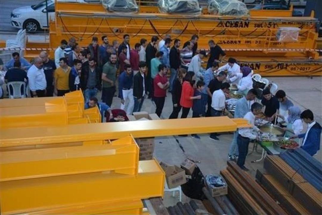 300 &Ccedil;alışan Vin&ccedil;lerin Altında Oru&ccedil;larını A&ccedil;tı