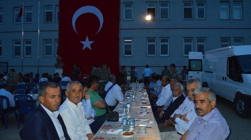 Besni İl&ccedil;e Jandarma Komutanlığından Şehit Ve Gazi Ailelerine İftar Yemeği