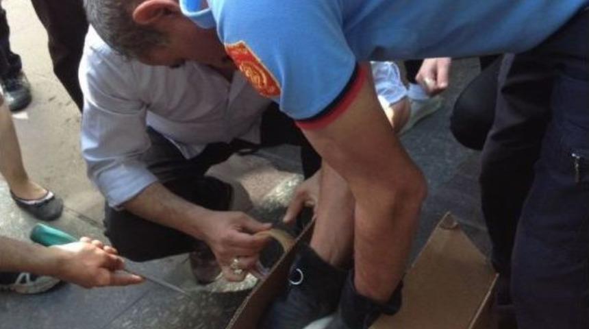 Y&uuml;r&uuml;yen Merdivene Sıkışan Kediyi İtfaiye Kurtardı