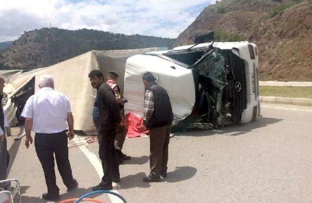 Doğalgaz Borusu Yüklü Tır Devrildi, Sürücü Öldü