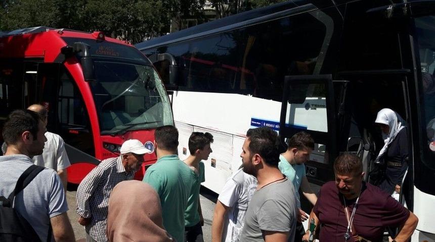 Otob&uuml;sle Tramvay &Ccedil;arpıştı, Trafik Kilitlendi