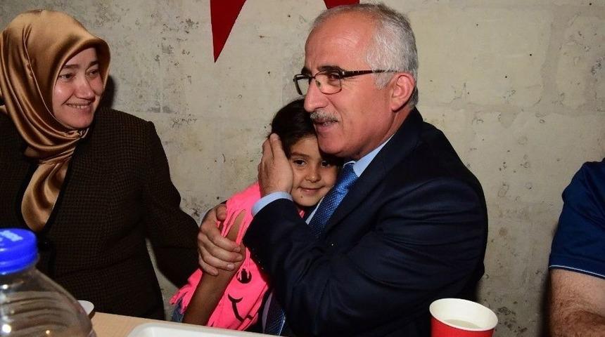 Vali Tuna Yetimleri Sevindirdi