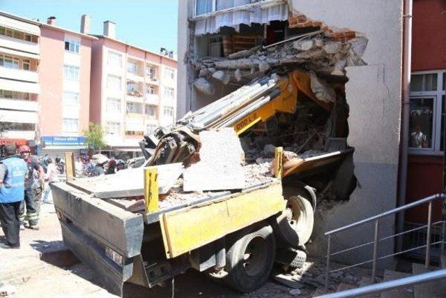 Freni Boşalan Vinç Sağlık Ocağına Daldı: 1 Ölü (2)