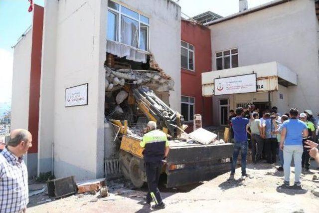 Freni Boşalan Vinç Sağlık Ocağına Daldı: 1 Ölü (2)