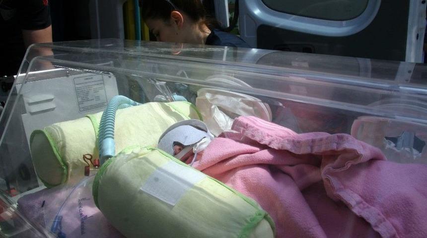 (&ouml;zel Haber) Anne Karnında &Ouml;l&uuml;mle Burun Buruna Gelen Bebek Yaşam Savaşı Veriyor