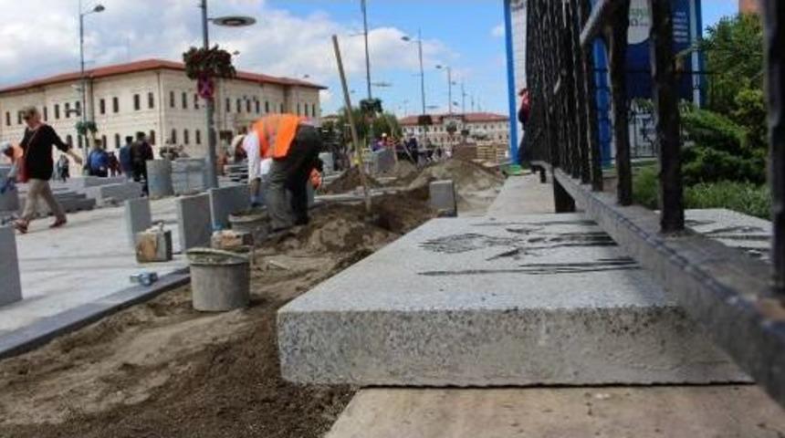 Sivas'ta Tepki &Ccedil;eken Kaldırım Taşı Kaldırıldı