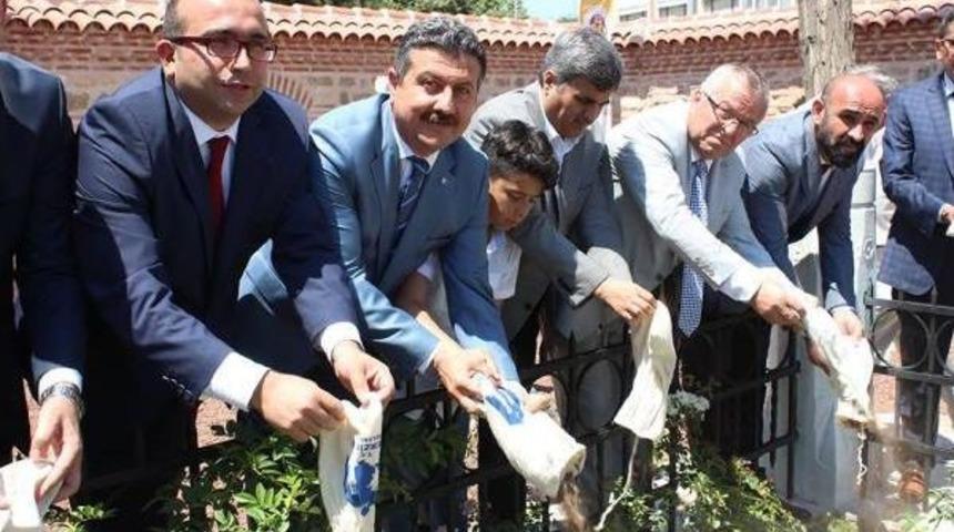 Kara Mustafa Paşa'nın Mezarına K&ouml;y&uuml;nden Toprak Getirildi