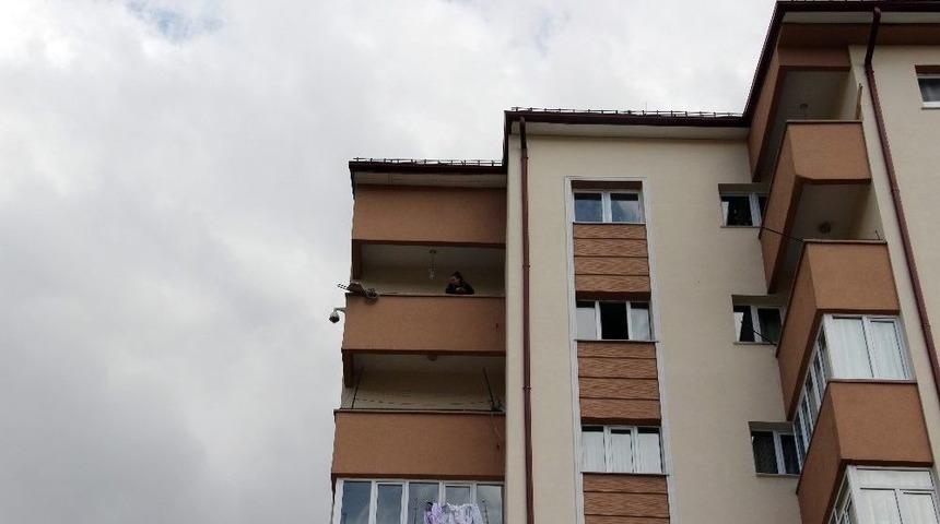 &Ccedil;evreye Ateş A&ccedil;an Kadın 21 Saattir Kapısını Kimseye A&ccedil;madı