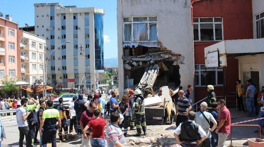 Vin&ccedil; Sağlık Ocağına Daldı: 1 &Ouml;l&uuml;, 1 Yaralı