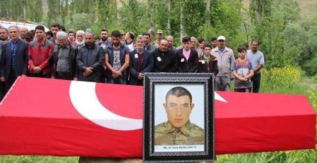 İstanbul’Da Denizde Ölü Bulunan Asker Toprağa Verildi