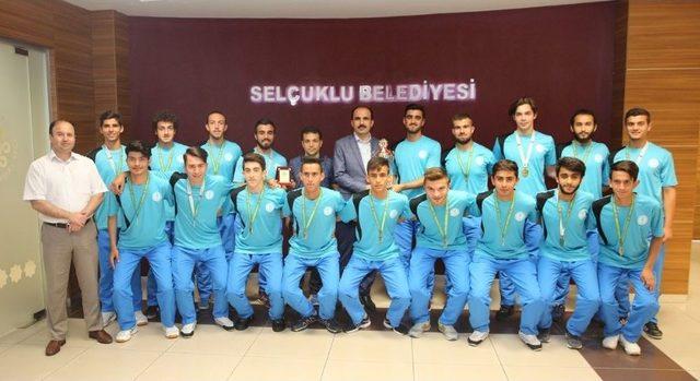 S&uuml;per Lige Y&uuml;kselen Hokey Takımından Başkan Altay&rsquo;a Ziyaret 1