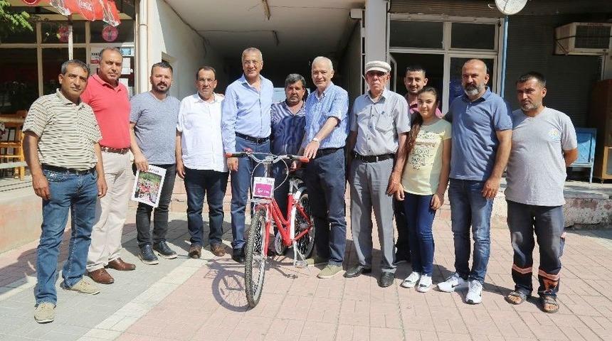 Başkan Tarhan&rsquo;dan Eski Belediye Başkanına Bisiklet