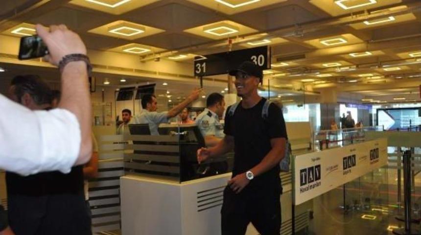 Nabil Dirar Fenerbah&ccedil;e I&ccedil;in Geldi