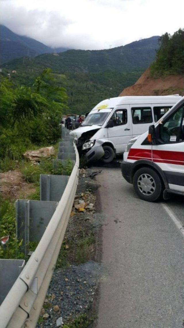 Artvin’de Trafik Kazası: 9 Yaralı