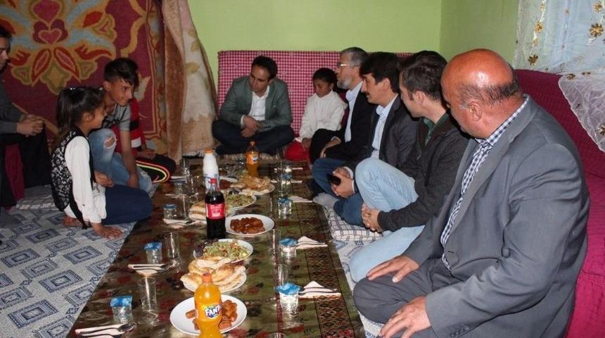 Kaymakam D&uuml;ndar Minik Kardeşlerle İftar A&ccedil;tı