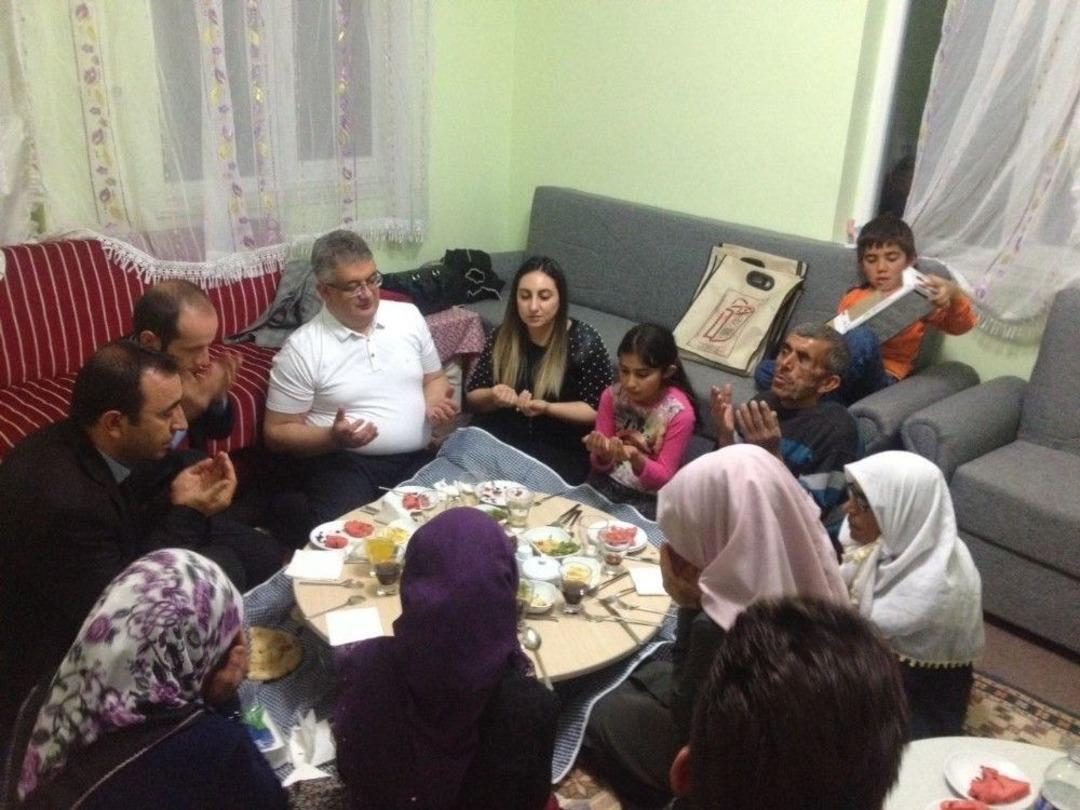 Vali Pekmez, Vatandaşın Misafiri Oldu