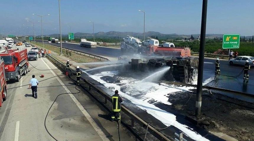 Otoyolda Devrilen Tanker Yandı