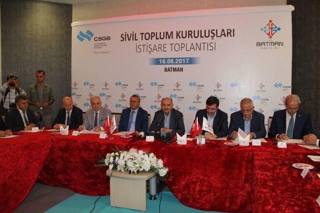 Bakan M&uuml;ezzinoğlu Batman&rsquo;da 2