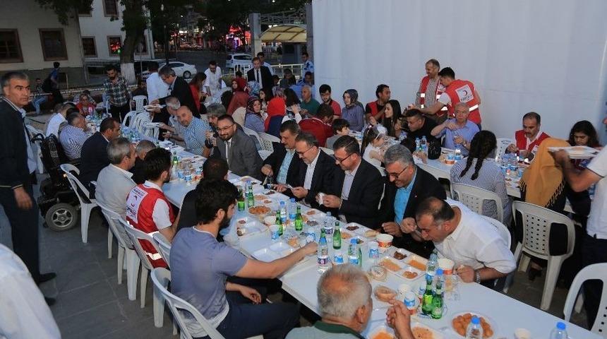 Battalgazi Belediyesi İftar &Ccedil;adırında 2 Bin 500 Kişiye İftar Verildi