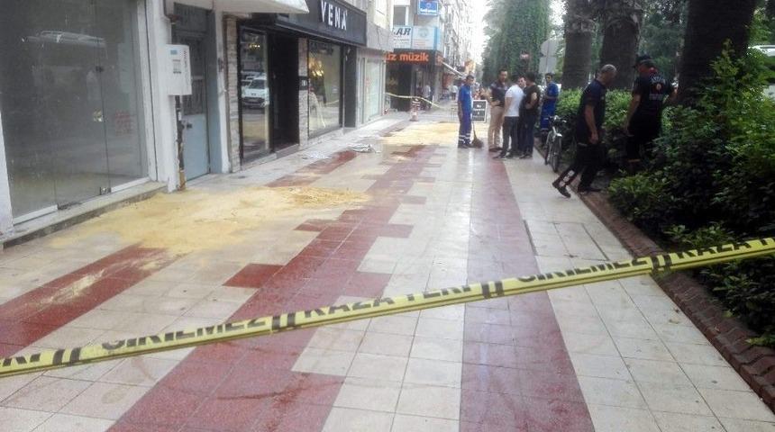 Tankerden Sızan Yakıt Yolu Kapladı