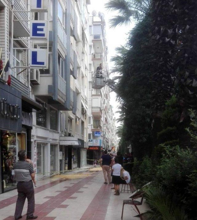 Tankerden Sızan Yakıt Yolu Kapladı