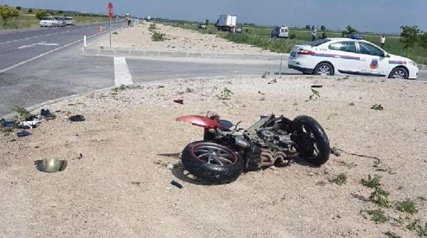 Motosiklet, Trakt&ouml;re &Ccedil;arptı; 1 &Ouml;l&uuml;, 1 Yaralı