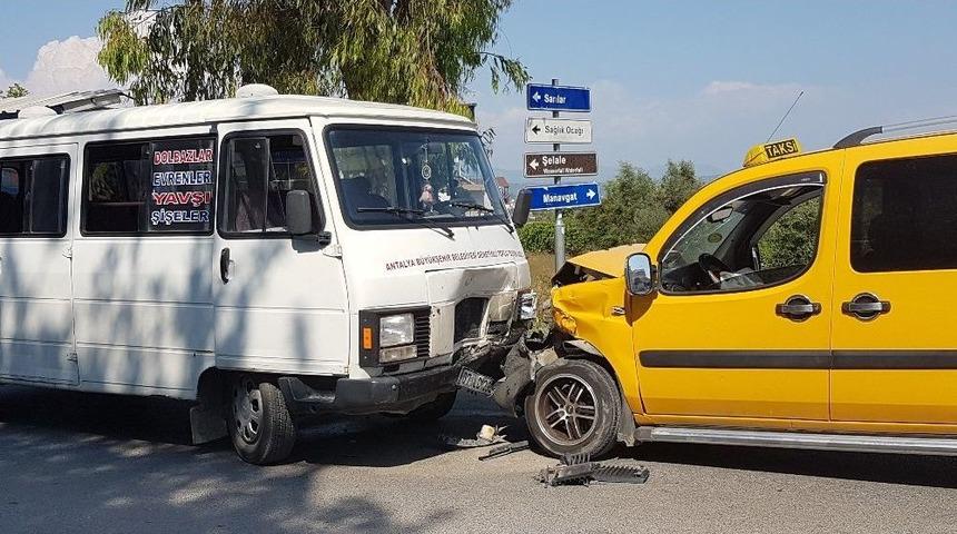 Antalya&rsquo;da Trafik Kazası: 6 Yaralı