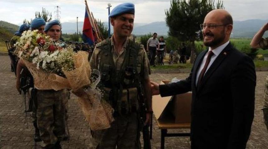 Niksar'a D&ouml;nen Komandolar &Ccedil;i&ccedil;eklerle Karşılandı