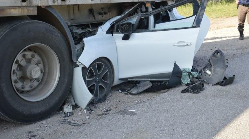 Otomobil Tırın Altına Girdi: 1 &Ouml;l&uuml;, 1 Yaralı