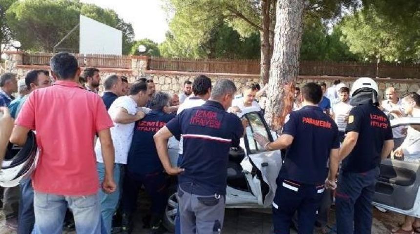 Otomobil Ağaca &Ccedil;arptı: 1 &Ouml;l&uuml;, 1 Yaralı