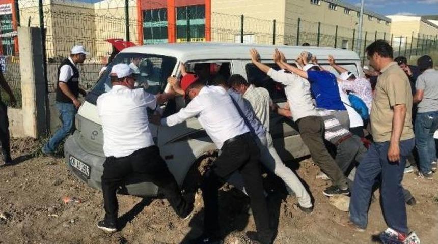 Minib&uuml;s&uuml; &Ccedil;amura Batan Vatandaşa Vekiller Yardım Etti