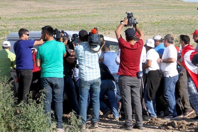 Toprağa Batan Minibüsün İmdadına Chp’liler Yetişti