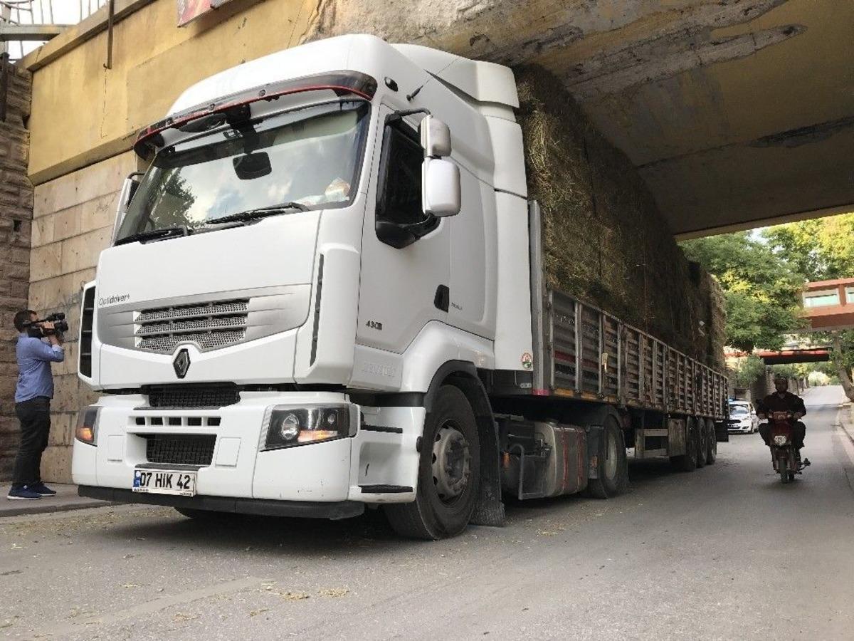 Alt Ge&ccedil;ide Sıkışan Tır &Ccedil;ekici Yardımıyla Kurtarıldı