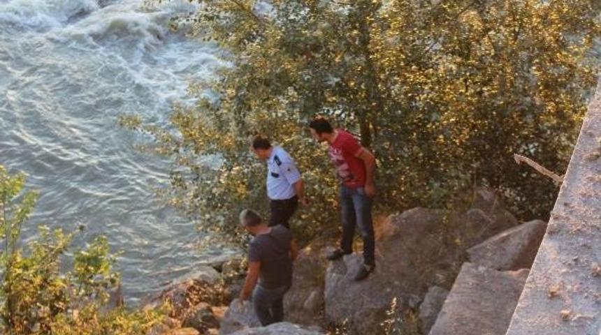 Serinlemek I&ccedil;in Sakarya Nehri'ne Giren Suriyeli Kayboldu