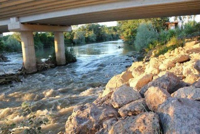 Serinlemek Için Sakarya Nehri'ne Giren Suriyeli Kayboldu