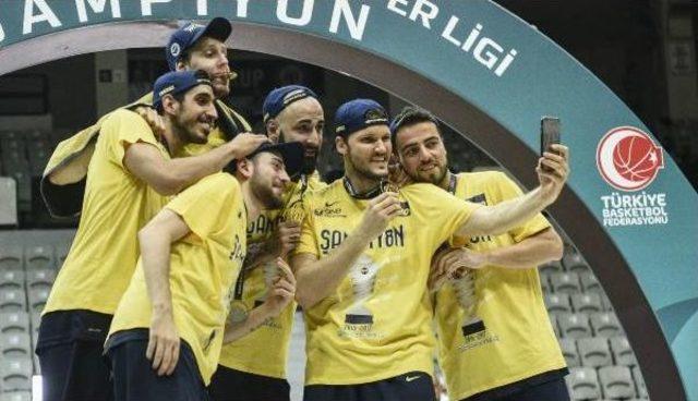 Final Serisini 4-0 Kazanan Fenerbahçe, 2016-2017 Sezonunun Şampiyonu Oldu