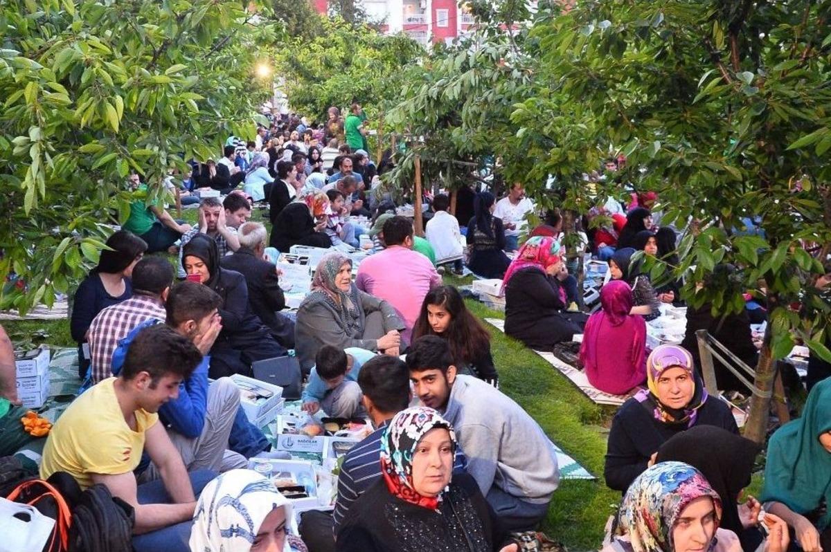 Bağcılarlı Vatandaşlar Kiraz Bah&ccedil;esinde Oru&ccedil;larını A&ccedil;tı