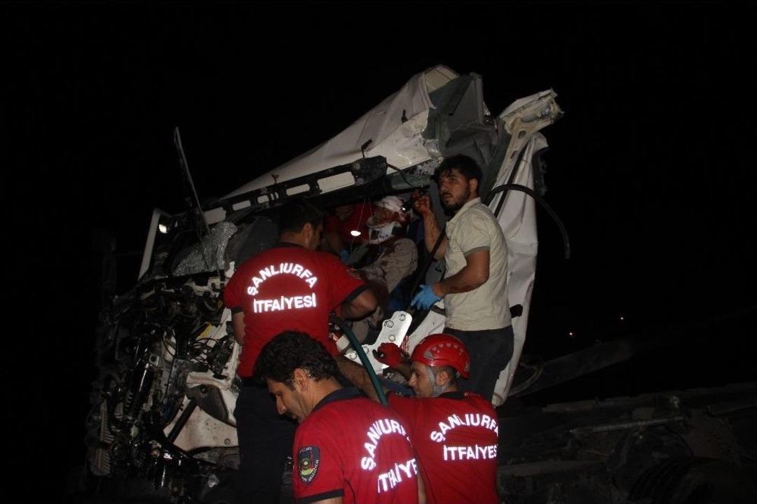 (&ouml;zel) Zincirleme Kamyon Kazasında Sıkışan S&uuml;r&uuml;c&uuml; Kurtarıldı