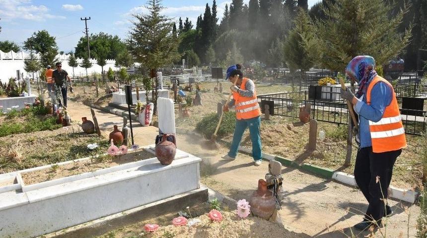 Nazilli&rsquo;de Mezarlıklar Bayrama Hazırlanıyor