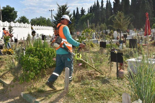 Nazilli’de Mezarlıklar Bayrama Hazırlanıyor