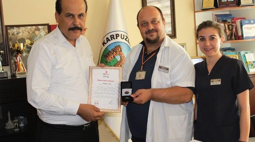 T&uuml;rk Kızılayından Başkan Ozan&rsquo;a Madalya