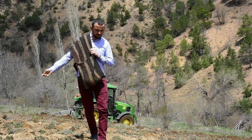 Kuşlar A&ccedil; Kalmasın Diye 6 Yıldır Tarlaya Buğday Ekiyor