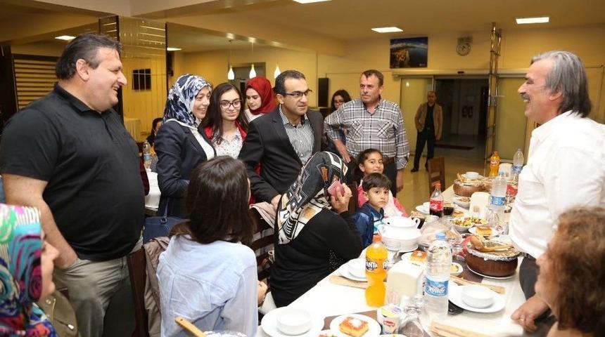 Sağlık &Ccedil;alışanları Ve &Ouml;ğretmenler D&uuml;zenlenen İftar Yemeklerinde Bir Araya Geldi