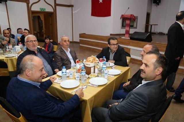 Sağlık Çalışanları Ve Öğretmenler Düzenlenen İftar Yemeklerinde Bir Araya Geldi