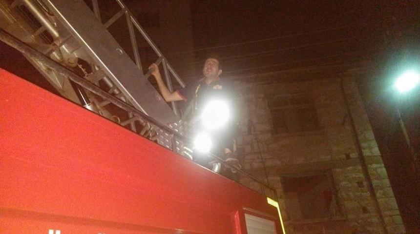 &Ccedil;atıda Ayağı Sıkışan Leylek Kurtarıldı