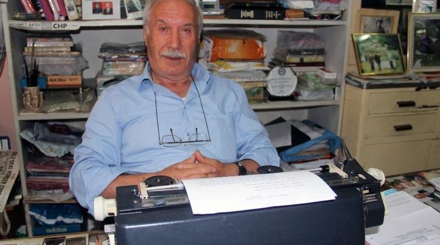 Daktilosundan Vazge&ccedil;emiyor